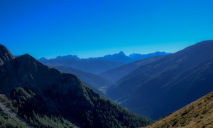 beim Mitterberg, Aufstieg Regenstein mit Blick zur Dreischusterspitze