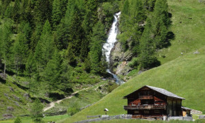Unterstalleralm mit Klapfbach-Wasserfall