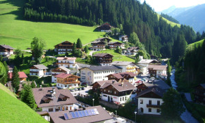 Blick ins Dorf vom Niederbruggerhof